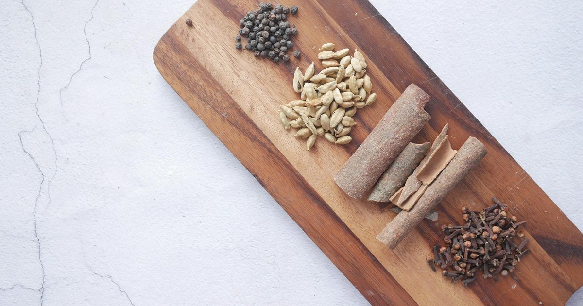 カルダモンが『スパイスの女王』と呼ばれた理由｜古代インドから春の自律神経バランスへ、3000年の歴史