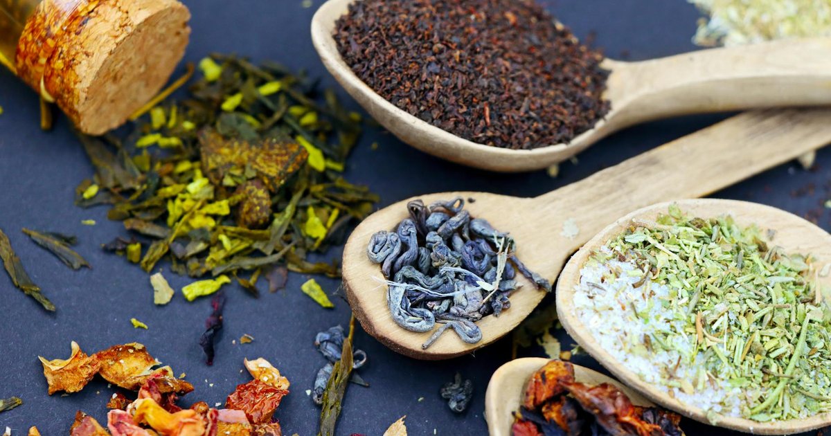 紅茶の紅茶のカップ・茶葉・紅茶色の液体・茶色い乾燥茶葉